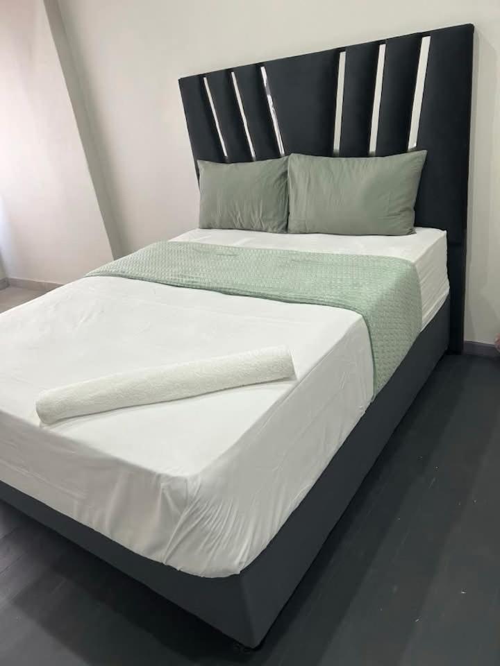 Chocolate City Guest House Източен Лондон Екстериор снимка